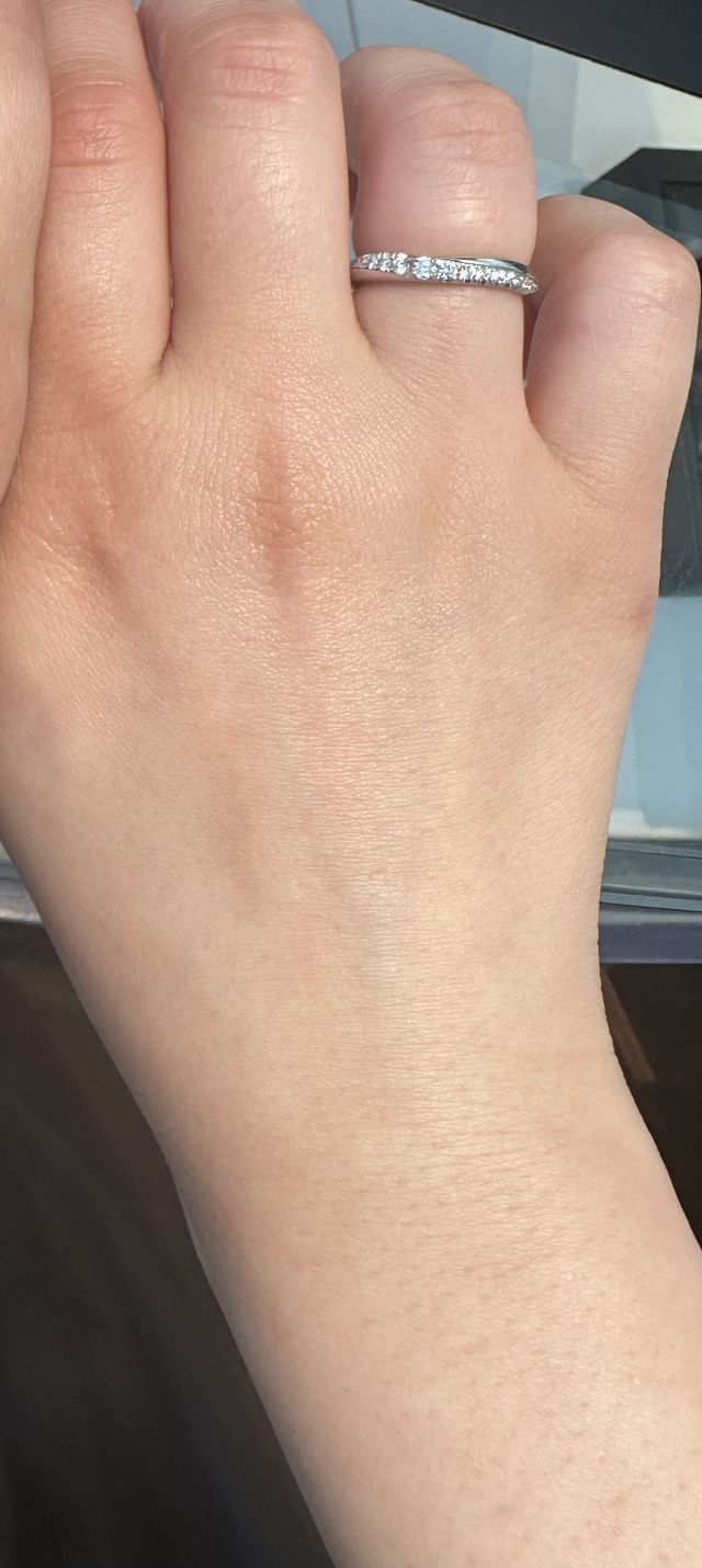 ダイヤがとても素敵な指輪です。
光が当たるのとても素敵です。