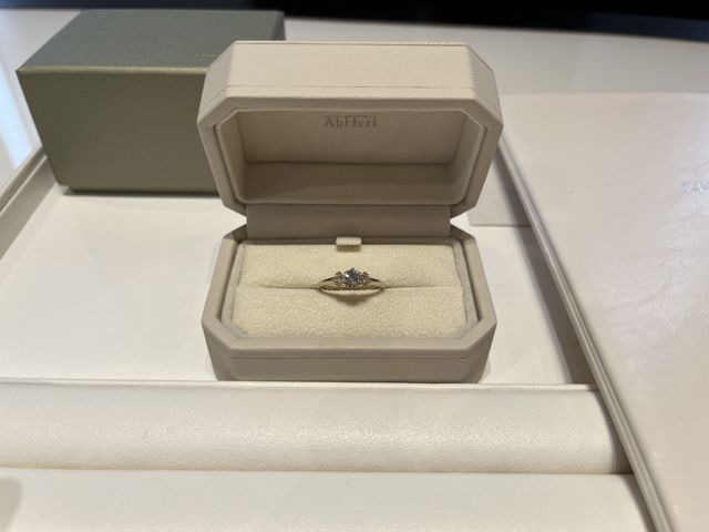 AbHeriのminoriというシリーズの婚約指輪です