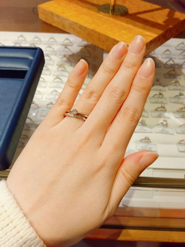 婚約指輪と重ね付けをしてみた際の写真です。