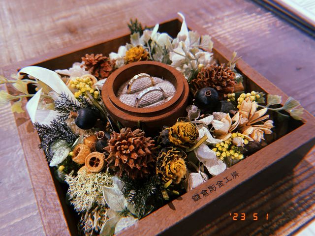 素材はイエローゴールドとプラチナで、金槌で模様をつけました