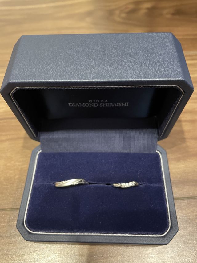 左の指輪はつや消し加工がされています。
