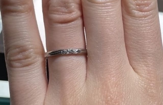 繊細なデザインの中に、ダイヤの輝きもあって素敵でした。