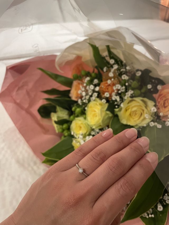 オレンジの薔薇の花束と指輪をもらい、プロポーズされました♡