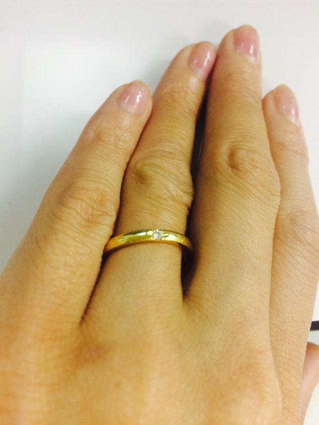 色黒なのでゴールドにしました。一粒ダイヤが美しいです。