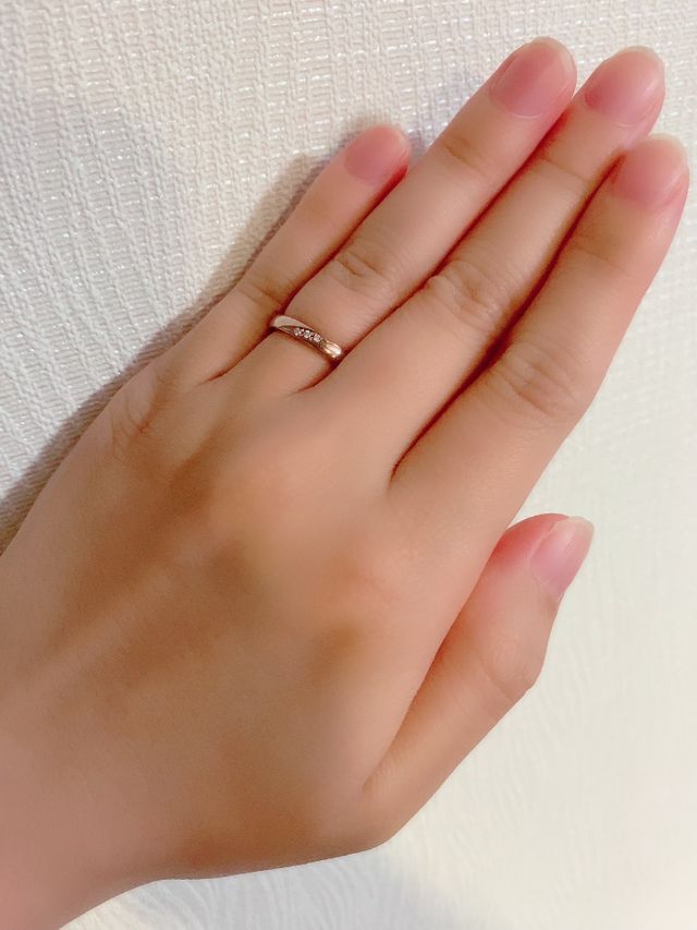 柔らかな色味(ピンクゴールド)
ダイヤが3つ入ってます