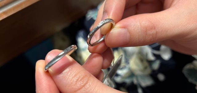 男性の方は艶消し加工あり。（有料）