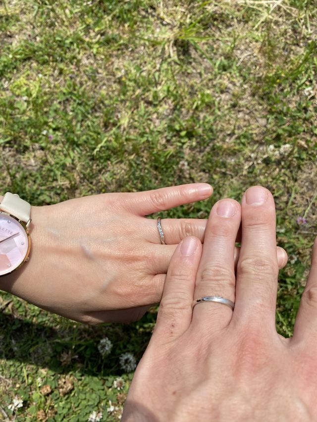 クチコミの指輪は右側のものです
着用時の写真です
