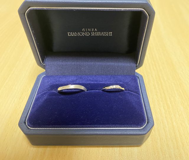 クチコミの指輪は左側のものです