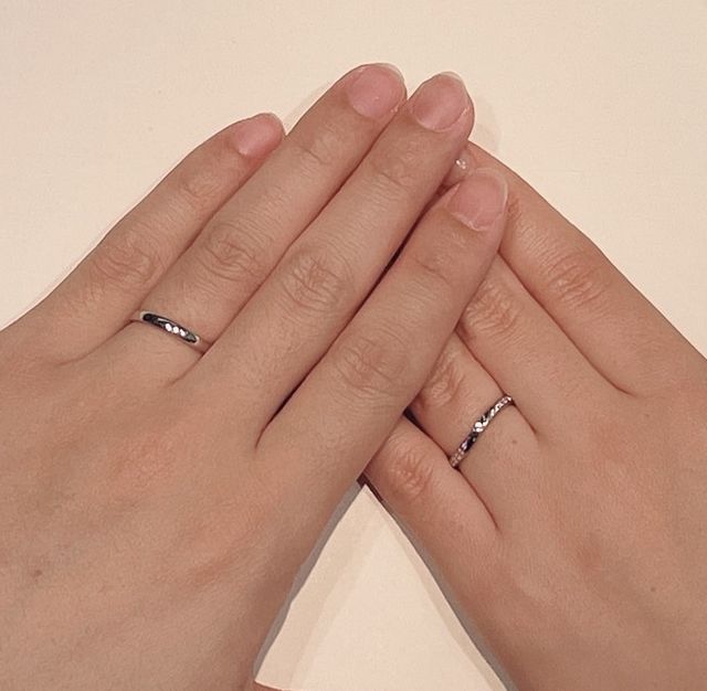 少しウェーブしているシンプルなデザインの結婚指輪