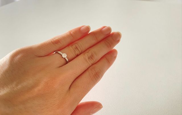 彼がサプライズで渡してくれた婚約指輪。結婚指輪ともいい相性