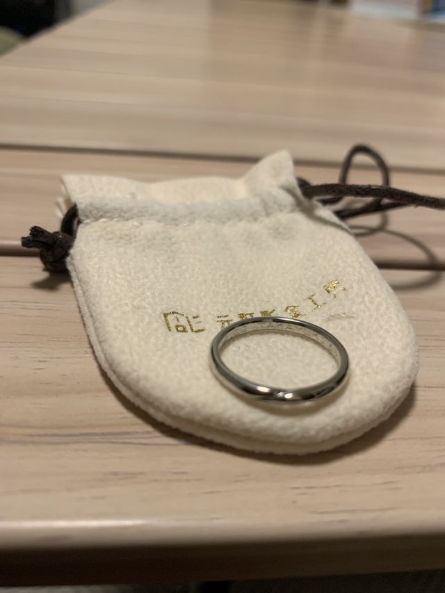 シンプルなプラチナの指輪に、クロス加工を施してもらいました。