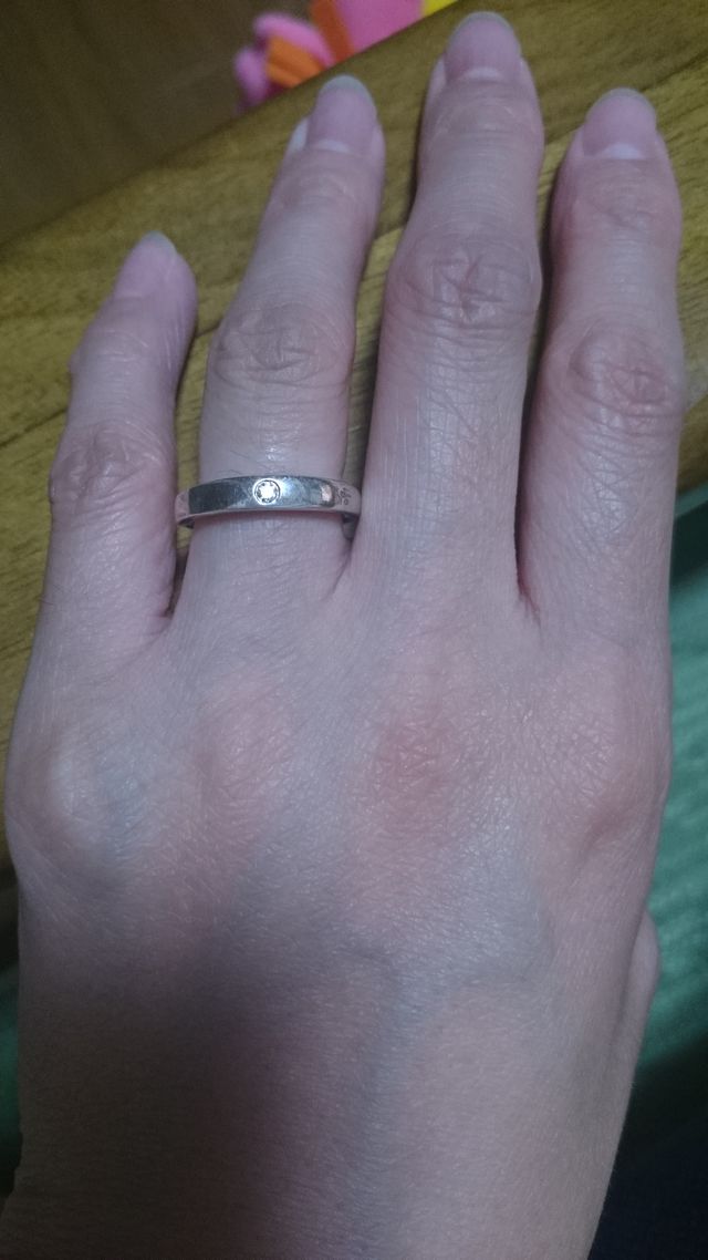 中央に大きめのダイヤモンド付き