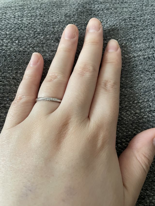 ダイヤが斜めに入っていて、控えめかつ綺麗に見えて気に入った