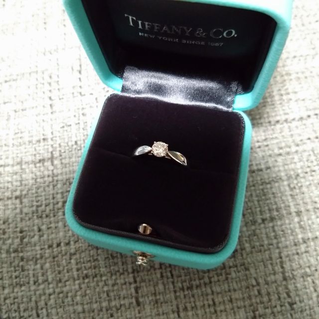 中央に向かってくびれがありダイヤを強調してくれます。