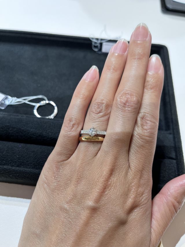 試着時の写真。
ゴールドの結婚指輪と合うものを探しました。