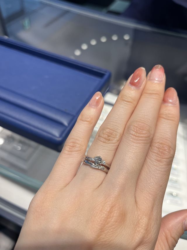 婚約指輪と結婚指輪が綺麗に重ね付けできるものです。
