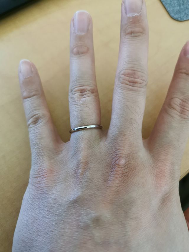 シンプルでシャープな感じの指輪です。気に入っています。
