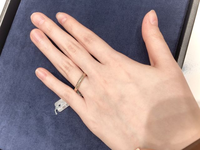 ホワイトゴールドでストレートタイプのシンプルな指輪です。