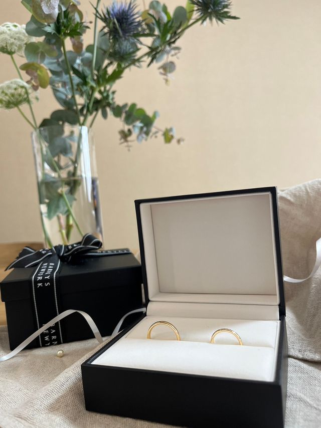 指環が綺麗なうちにお花と共に記念撮影しました。
