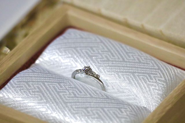 光を照らすと眩しいくらい本当に綺麗です。