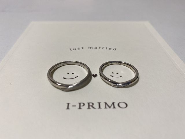 指が長く見えるようにV字に。こだわった点は、付け心地です。
