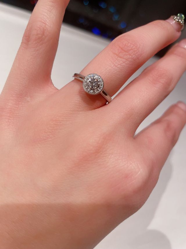 ミル打ち加工がアンティーク風でゴージャスなデザイン