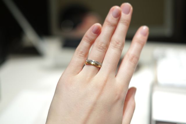 上が試着した指輪です