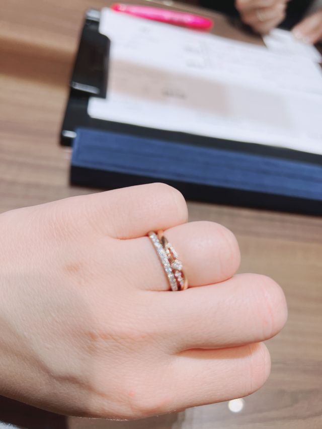 キラキラが派手すぎずシンプルすぎず重ね付けに合う！
