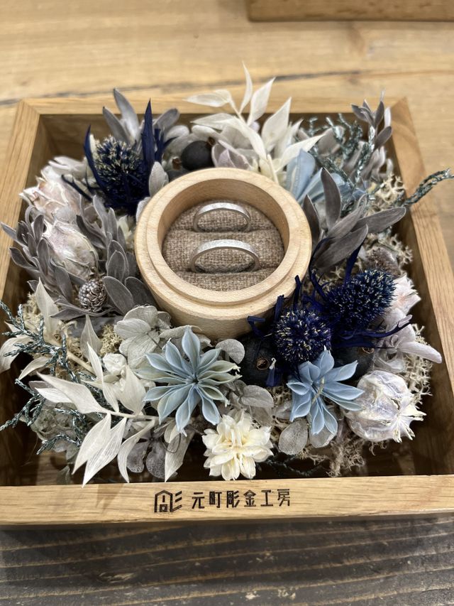 プラチナ、平打ち、マット。