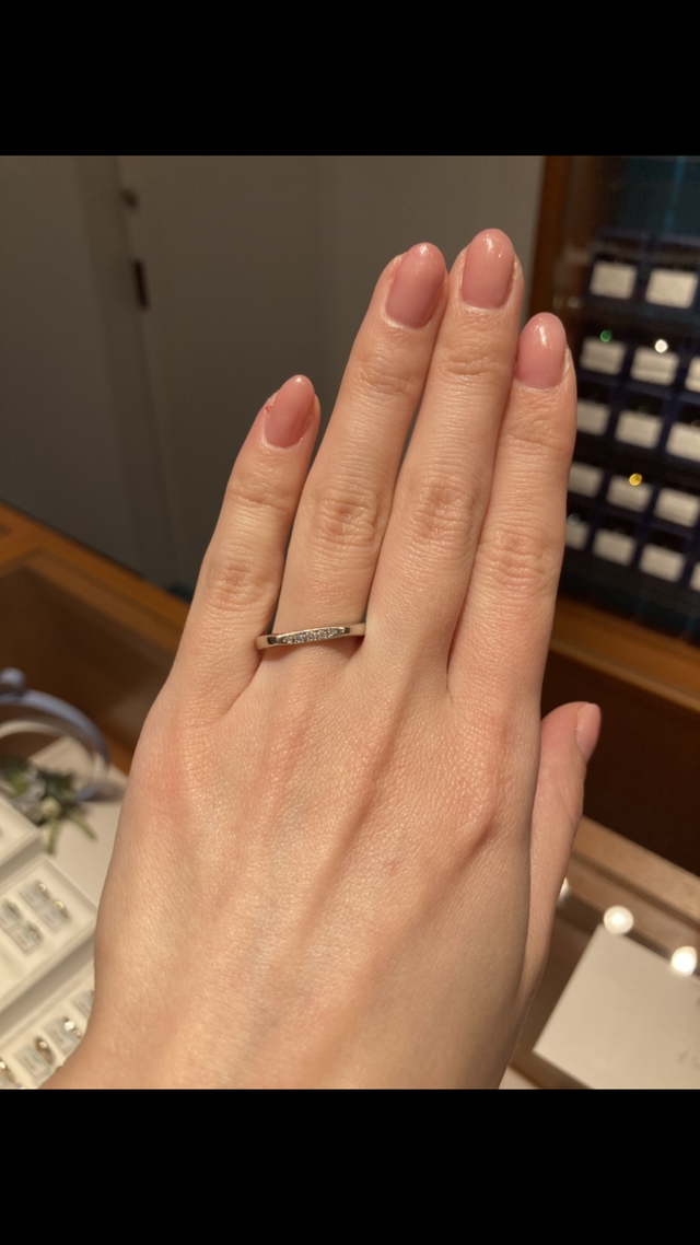 細身でスッキリとしたリング。
上品さも感じました。