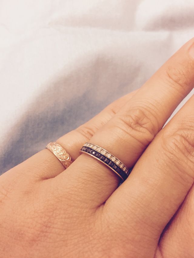 薬指につけている指輪が結婚指輪です。