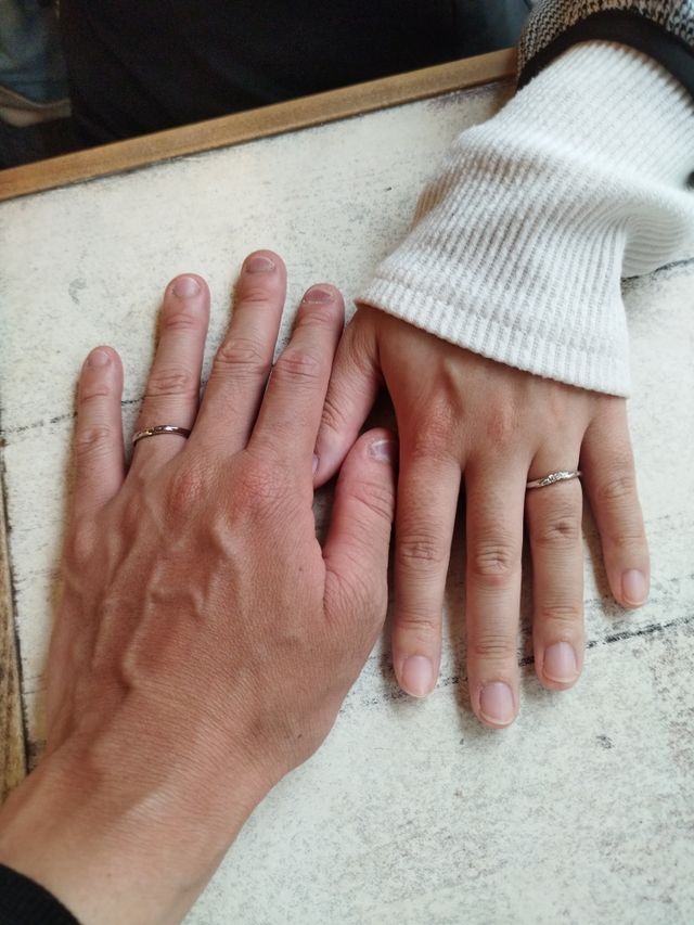 お互いの手が写るように、重ねる印象になるよう撮影。