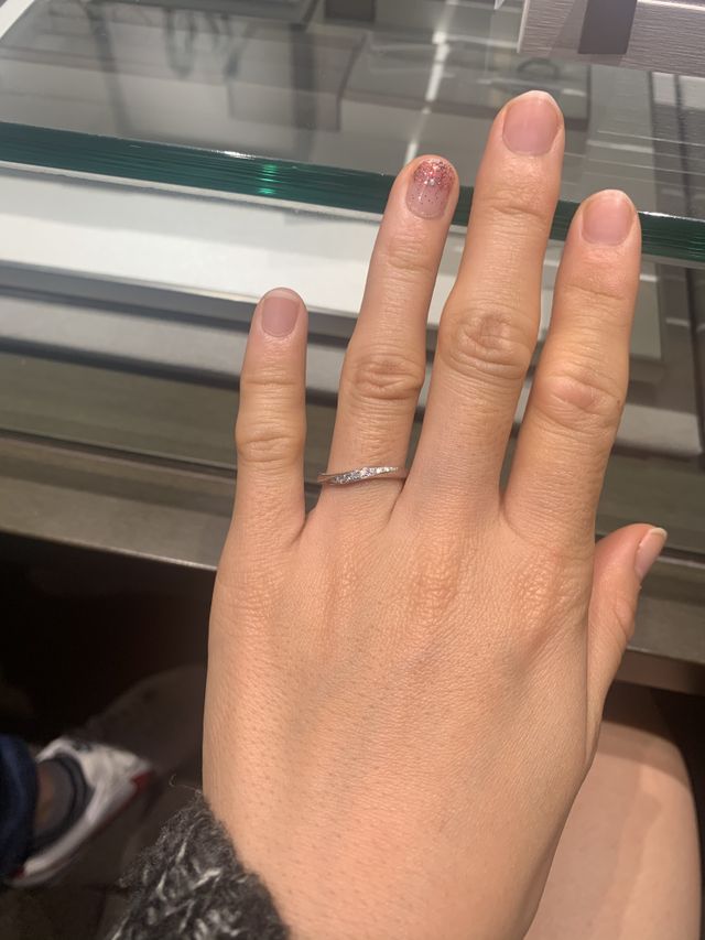 ウェーブ中央にしっかりダイヤが入っていて華やかさがあります