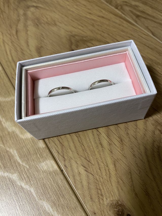 シンプルなデザインの結婚指輪を購入しました