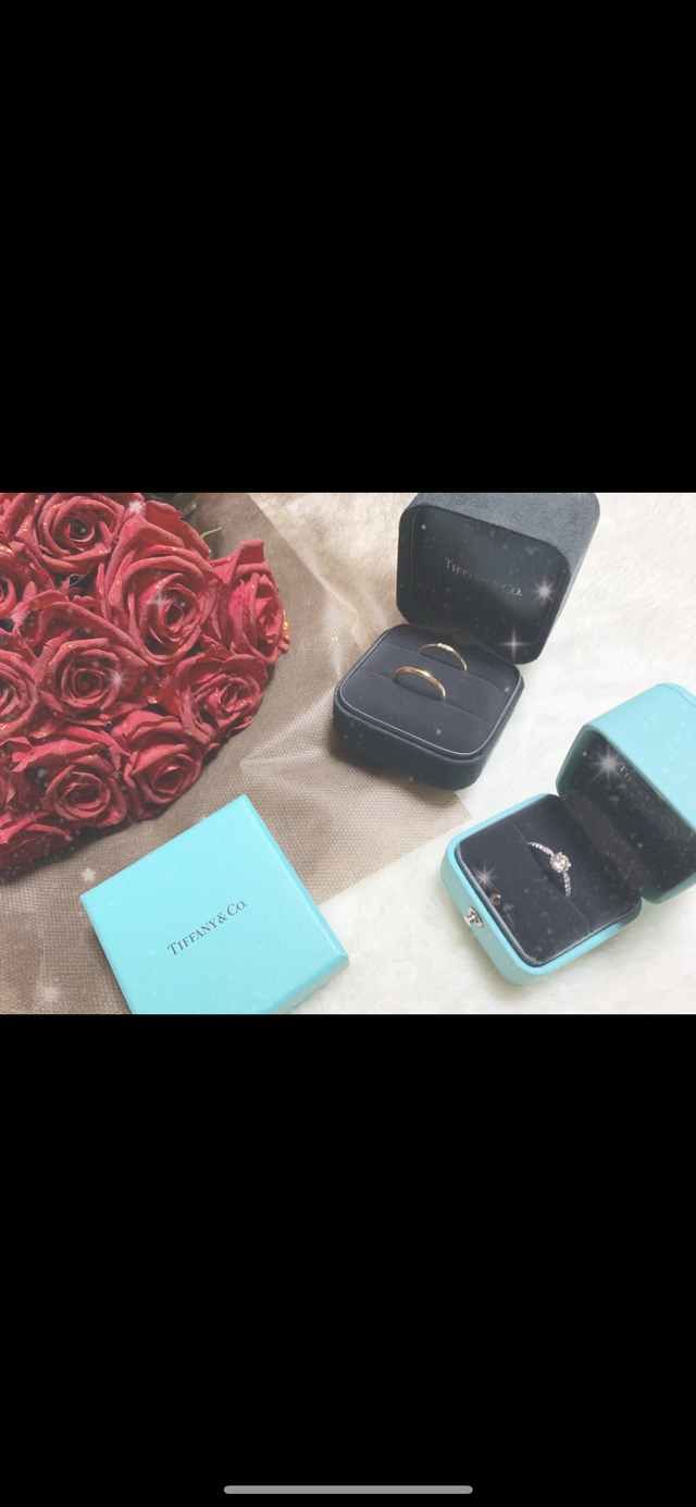 紺色のBOXが結婚指輪
ティファニーブルーが婚約指輪です。
