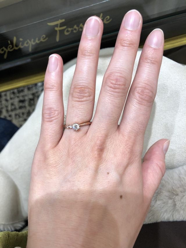 ピンクゴールドと迷っていたので店員さんが色を塗ってくれました