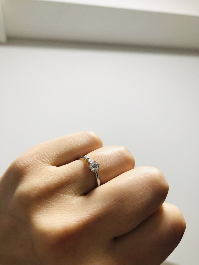 大粒ダイヤの片脇に２つメレダイヤが並んでいます。