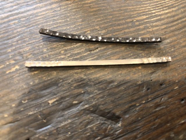 棒状の金属に鎚目模様をつけます。