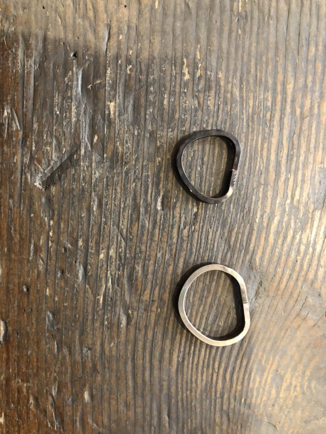 溶接して輪っかになり、ここから叩いて丸くしたり磨いたりします