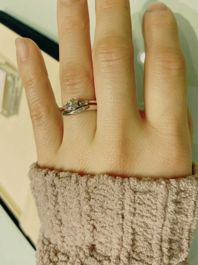 婚約指輪と一緒につけたところです