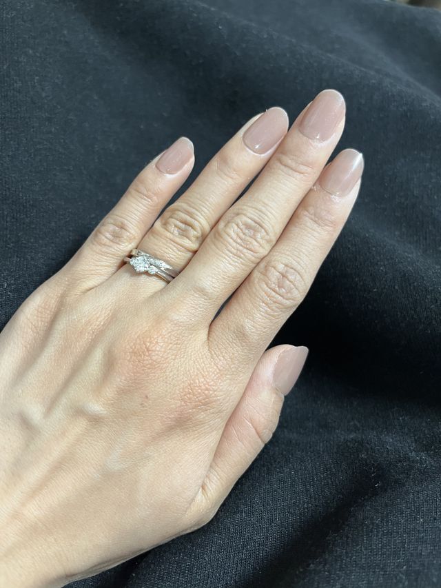 婚約、結婚指輪の二つつけてもかわいいデザインを選びました。
