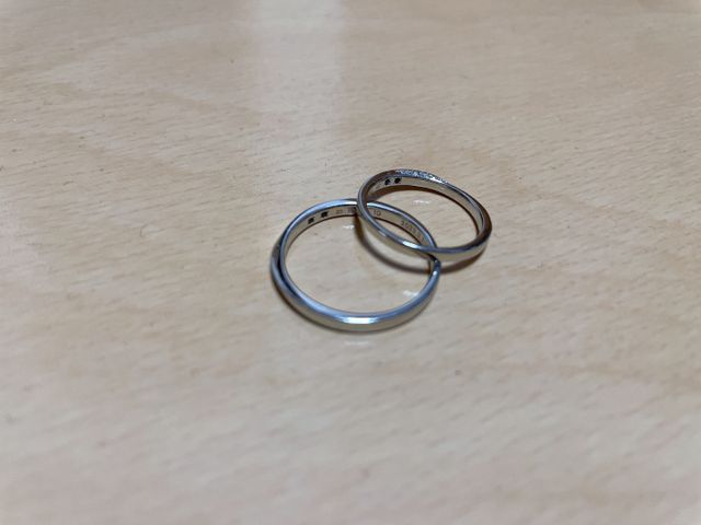 内側にブルーサファイヤと誕生石、2個ずつ石が入っています。