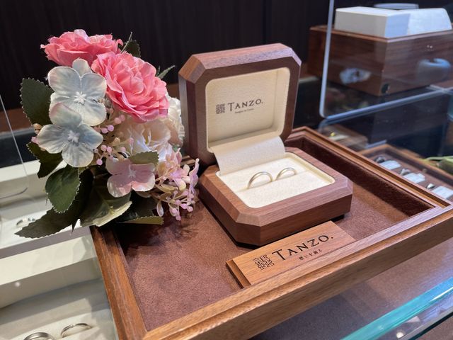 店舗にて完成した指輪を確認した時の写真