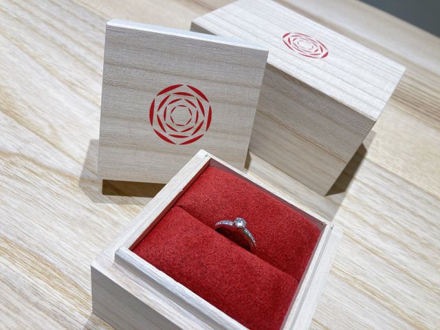 婚約指輪です。赤いクッションが素敵でした。