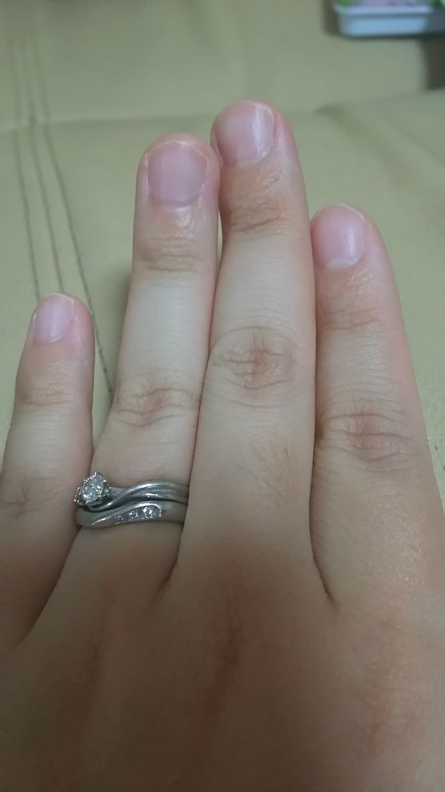 下が結婚指輪です。内側には誕生石をいれました