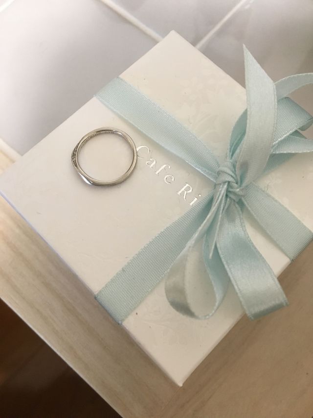 真っ白な箱に薄いブルーのリボンがとても可愛い。