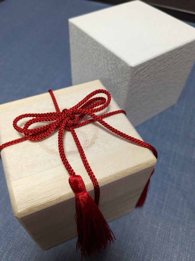 包んで頂いてる桐箱も素敵です。