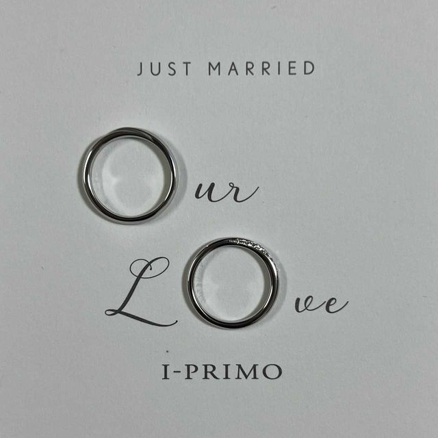 結婚指輪、サイドにまでダイヤが埋め込まれています