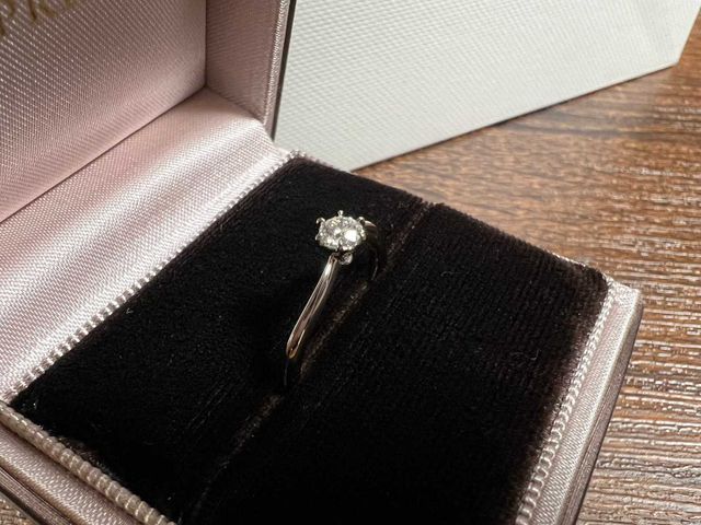 婚約指輪0.185ct、上品で手に馴染む大きさです