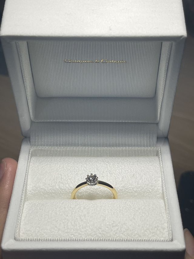 リングの金色とボックスの白色がマッチしています。